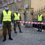 27.03.2020. Kielce. Kielecka Caritas i WOT rozdają bezdomnym paczki z produktami spożywczymi / Piotr Kwaśniewski / Radio Kielce