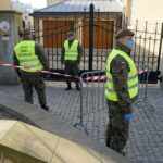 27.03.2020. Kielce. Kielecka Caritas i WOT rozdają bezdomnym paczki z produktami spożywczymi / Piotr Kwaśniewski / Radio Kielce