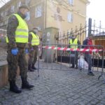 27.03.2020. Kielce. Kielecka Caritas i WOT rozdają bezdomnym paczki z produktami spożywczymi / Piotr Kwaśniewski / Radio Kielce