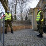 27.03.2020. Kielce. Kielecka Caritas i WOT rozdają bezdomnym paczki z produktami spożywczymi / Piotr Kwaśniewski / Radio Kielce