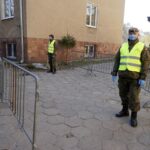 27.03.2020. Kielce. Kielecka Caritas i WOT rozdają bezdomnym paczki z produktami spożywczymi / Piotr Kwaśniewski / Radio Kielce