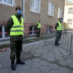 27.03.2020. Kielce. Kielecka Caritas i WOT rozdają bezdomnym paczki z produktami spożywczymi / Piotr Kwaśniewski / Radio Kielce