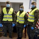 27.03.2020. Kielce. Kielecka Caritas i WOT rozdają bezdomnym paczki z produktami spożywczymi / Piotr Kwaśniewski / Radio Kielce