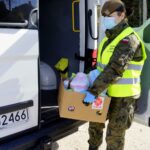 30.03.2020. Kielce. Caritas Diecezji Kieleckiej i WOT rozdają paczki dla potrzebujących / Piotr Kwaśniewski / Radio Kielce