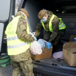 30.03.2020. Kielce. Caritas Diecezji Kieleckiej i WOT rozdają paczki dla potrzebujących / Piotr Kwaśniewski / Radio Kielce