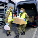 30.03.2020. Kielce. Caritas Diecezji Kieleckiej i WOT rozdają paczki dla potrzebujących / Piotr Kwaśniewski / Radio Kielce