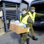 30.03.2020. Kielce. Caritas Diecezji Kieleckiej i WOT rozdają paczki dla potrzebujących / Piotr Kwaśniewski / Radio Kielce