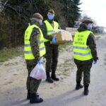 30.03.2020. Kielce. Caritas Diecezji Kieleckiej i WOT rozdają paczki dla potrzebujących / Piotr Kwaśniewski / Radio Kielce