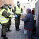 30.03.2020. Kielce. Caritas Diecezji Kieleckiej i WOT rozdają paczki dla potrzebujących / Piotr Kwaśniewski / Radio Kielce