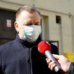 31.03.2020. Chęciny. Poseł Krzysztof Lipiec przekazał maseczki i materiały do dezynfekcji dla gminy Chęciny. Na zdjęciu: Robert Jaworski - burmistrz gminy i miasta Chęciny / Piotr Kwaśniewski / Radio Kielce