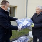 31.03.2020. Chęciny. Poseł Krzysztof Lipiec przekazał maseczki i materiały do dezynfekcji dla gminy Chęciny. Na zdjęciu (od lewej): Robert Jaworski - burmistrz gminy i miasta Chęciny i Krzysztof Lipiec - poseł PiS / Piotr Kwaśniewski / Radio Kielce