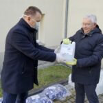 31.03.2020. Chęciny. Poseł Krzysztof Lipiec przekazał maseczki i materiały do dezynfekcji dla gminy Chęciny. Na zdjęciu (od lewej): Robert Jaworski - burmistrz gminy i miasta Chęciny i Krzysztof Lipiec - poseł PiS / Piotr Kwaśniewski / Radio Kielce