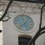 Zegar na dzwonnicy bazyliki katedralnej / Fot. Radio Kielce