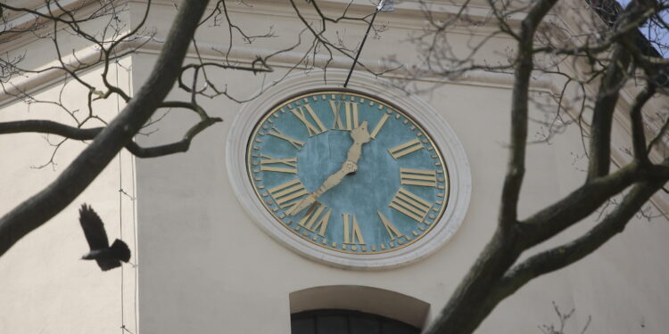 Zegar na dzwonnicy bazyliki katedralnej / Fot. Radio Kielce