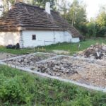 26.03.2020. Tokarnia. Fundamenty obiektu oraz inne budynki wchodzące w skład zagrody z Gęsic / Muzeum Wsi Kieleckiej