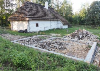 26.03.2020. Tokarnia. Fundamenty obiektu oraz inne budynki wchodzące w skład zagrody z Gęsic / Muzeum Wsi Kieleckiej