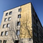 25.03.2020. Kielce. Zerwana elewacja z bloku przy ul. Pocieszka / Jarosław Kubalski / Radio Kielce