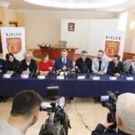 03.03.2020. Kielce. Konferencja prasowa o Festiwalu Magiczne Zakończenie Wakacji. Na zdjęciu (od lewej): Tomasz Porębski - rzecznik prezydenta Kielc, Sławomir Stachura - dyrektor Kancelarii Prezydenta Kielc, Augustyna Nowacka - dyrektor Kieleckiego Centrum Kultury, Andrzej Mochoń - prezes Targów Kielce, Beata Pawłowska - skarbnik miasta Kielce, Bogdan Wenta - prezydent Kielc, Konrad Smuga - reżyser, Karol Golonka - Kabaret Skeczów Męczących, Marcin Szczurkiewicz - Kabaret Skeczów Męczących, Jarosław Sadza - Kabaret Skeczów Męczących i Michał Tercz - Kabaret Skeczów Męczących / Jarosław Kubalski / Radio Kielce