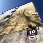 25.03.2020. Kielce. Zerwana elewacja z bloku przy ul. Pocieszka / Jarosław Kubalski / Radio Kielce