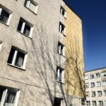 25.03.2020. Kielce. Zerwana elewacja z bloku przy ul. Pocieszka / Jarosław Kubalski / Radio Kielce