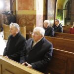 25.03.2020. Święty Krzyż. Msza święta w intencji Ojczyzny, mieszkańców oraz o ustanie pandemii. Na zdjęciu (od lewej): Zbigniew Koniusz - wojewoda świętokrzyski, poseł Krzysztof Lipiec - lider świętokrzyskich struktur PiS, Andrzej Bętkowski - marszałek województwa świętokrzyskiego, Andrzej Pruś - przewodniczący sejmiku województwa świętokrzyskiego, Małgorzata Pruś - dyrektor biura poselskiego Krzysztofa Lipca / Jarosław Kubalski / Radio Kielce