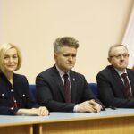 Kielce. Konferencja w sprawie środków dla organizacji pozarządowych. Od lewej: Renata Janik - wicemarszałek województwa świętokrzyskiego, senator Krzysztof Słoń, Andrzej Michalski - dyrektor oddziału świętokrzyskiego Państwowego Funduszu Rehabilitacji Osób Niepełnosprawnych / Jarosław Kubalski / Radio Kielce