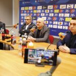 06.03.2020. Kielce. Konferencja prasowa, podczas której przedstawiony został nowy trener Korony. a zdjęciu (od lewej): Marek Paprocki - wiceprezes Korony, Krzysztof Zając - prezes Korony, Maciej Bartoszek - nowy trener Korony, Rafał Kielczyk - rzecznik Korony / Jarosław Kubalski / Radio Kielce