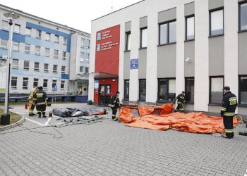 04.03.2020. Kielce. Mobilna izba przyjęć przy szpitalu na Czarnowie / Jarosław Kubalski / Radio Kielce