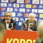 06.03.2020. Kielce. Konferencja prasowa, podczas której przedstawiony został nowy trener Korony. Na zdjęciu (od lewej): Krzysztof Zając - prezes Korony, Maciej Bartoszek - nowy trener Korony / Jarosław Kubalski / Radio Kielce