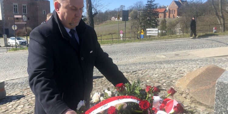 15.03.2020. Sandomierz. Złożenie kwiatów przy pomniku upamiętniającym ofiary II wojny światowej. Na zdjęciu: poseł marek Kwitek / Grażyna-Szlęzak-Wójcik / Radio Kielce