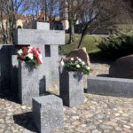 15.03.2020. Sandomierz. Złożenie kwiatów przy pomniku upamiętniającym ofiary II wojny światowej / Grażyna-Szlęzak-Wójcik / Radio Kielce