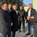 18.03.2020. Sandomierz. Wizytacja szpitala przez wojewodę świętokrzyskiego. Na zdjęciu (od lewej): Wojciech Szymczak - Pierwszy Zastępca Komendanta Powiatowego Policji w Sandomierzu, Marek Kwitek - poseł PiS, Marcin Marzec - burmistrz Sandomierza, Zbigniew Koniusz - wojewoda świętokrzyski, Andrzej Włodarczyk - zastępca komendanta PSP, Marcin Piwnik - starosta sandomierski, Marek Kos, dyrektor Szpitala Specjalistycznego w Sandomierzu / Grażyna-Szlęzak-Wójcik / Radio Kielce