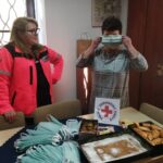 31.03.2020. KGW Chwałowianki dla ratowników. Na zdjęciu: Monika Socha - Grupa Ratownictwa PCK,Urszula Gryndzia - zarząd rejonowy PCK w Sandomierzu / Grażyna Szlęzak-Wójcik / Radio Kielce