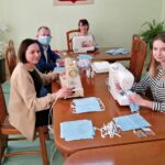 17.03.2020 Włoszczowa. Akcja szycia maseczek w pracowników starostwa. Na zdjęciu (od lewej): Anna Suchanek, Łukasz Karpiński - wicestarosta powiatu włoszczowskiego, Małgorzata Gusta - członek zarządu powiatu włoszczowskiego, Kinga Lesiak / Dariusz Czechowski / Starostwo Powiatowe we Włoszczowie