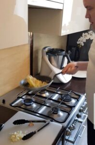 Przygotowanie ziemniaczanego risotto - krok 4 / Radio Kielce