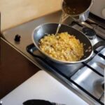 Przygotowanie ziemniaczanego risotto - krok 5 / Radio Kielce