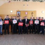 09.03.2020. Wiślica. Konferencja prasowa. Na zdjęciu m.in. poseł Krzysztof Lipiec oraz Jarosław Jaworski – burmistrz Wiślicy, członkowie komitetu poparcia / Marta Gajda / Radio Kielce