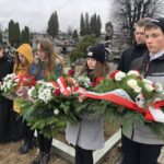 02.03.2020 Sandomierz. Złożenie kwiatów na mogile Żołnierzy Wyklętych na  cmentarzu w Sandomierzu / Grażyna Szlęzak-Wójcik / Radio Kielce