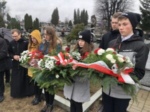 02.03.2020 Sandomierz. Złożenie kwiatów na mogile Żołnierzy Wyklętych na cmentarzu w Sandomierzu / Grażyna Szlęzak-Wójcik / Radio Kielce