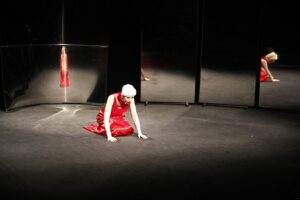 Kielce. Spektakl Teatru TeTaTeT „Bóg jest kobietą o jednej piersi”. Anna Iwasiuta-Dudek / Jarosław Kubalski / Radio Kielce
