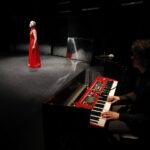 Kielce. Spektakl Teatru TeTaTeT „Bóg jest kobietą o jednej piersi”. Anna Iwasiuta-Dudek / Jarosław Kubalski / Radio Kielce