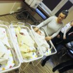 03.03.2020 Kielce. świętokrzyskie Centrum Matki i Noworodka. Państwu Kołodziejom urodziły się trojaczki. Teraz wychodzą do domu / Jarosław Kubalski / Radio Kielce