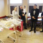 03.03.2020 Kielce. świętokrzyskie Centrum Matki i Noworodka. Państwu Kołodziejom urodziły się trojaczki. Teraz wychodzą do domu. Od lewej Milena Kołodziej z mężem, starosta kielecki Mirosław Gębski i wicestarosta Tomasz Pleban / Jarosław Kubalski / Radio Kielce