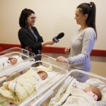 03.03.2020 Kielce. świętokrzyskie Centrum Matki i Noworodka. Państwu Kołodziejom urodziły się trojaczki. Teraz wychodzą do domu. Na zdj. Milena Kołodziej / Jarosław Kubalski / Radio Kielce
