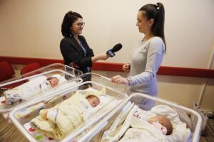 03.03.2020 Kielce. świętokrzyskie Centrum Matki i Noworodka. Państwu Kołodziejom urodziły się trojaczki. Teraz wychodzą do domu. Na zdj. Milena Kołodziej / Jarosław Kubalski / Radio Kielce