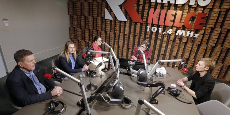 03.03.2020. Radio Kielce. Punkty Widzenia. Od lewej: Radny Jarosław Karyś, radna Joanna Winiarska, Aleksandra Woźniak-Czaplarska - zastępca dyrektora wydziału usług komunalnych i zarządzania środowiskiem w ratuszu, Michał Kita - Radio Kielce i radna Agata Wojda / Jarosław Kubalski / Radio Kielce