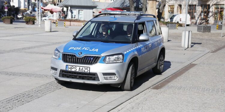 24.03.2020 Kielce. Policja przez megafon nakłania mieszkańców do pozostania w domach i nie gromadzenia się / Jarosław Kubalski / Radio Kielce