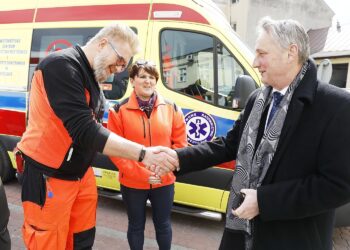 31.03.2020 Kielce. Wojewoda Zbigniew Koniusz dziękuje ratownikom medycznym. Na zdjęciu (od lewej): Tomasz Gołębiowski - kierownik oddziału Świętokrzyskiego Centrum Ratownictwa Medycznego i Transportu Sanitarnego w Kazimierzy Wielkiej i Pińczowie, Beata Radek - przełożona pielęgniarek w Świętokrzyskim Centrum Ratownictwa Medycznego i Transportu Sanitarnego w Kielcach i Zbigniew Koniusz - wojewoda świętokrzyski / Jarosław Kubalski / Radio Kielce