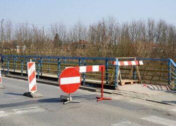 Znak, zakaz wyjazdu, utrudnienia na drodze, w ruchu / Lech Łodej