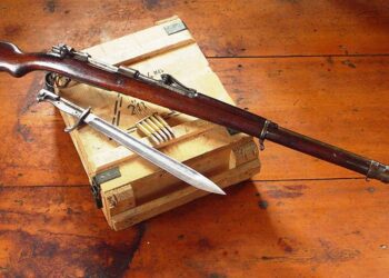 Gewehr 98 z bagnetem i amunicją / wikipedia.org